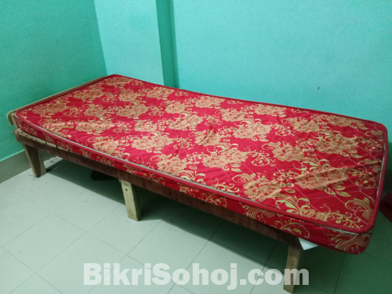 চৌকি/খাট মেট্রেস সহ বিক্রয় করা হবে।